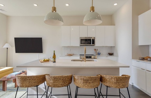 East Bank House | Minutes to Broadway | Chic Newly Built 4BDR w/Balcony | 98 Degrees by AvantStay