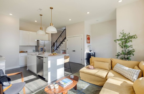 East Bank House | Minutes to Broadway | Chic Newly Built 4BDR w/Balcony | 98 Degrees by AvantStay
