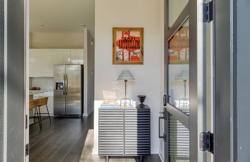 East Bank House | Minutes to Broadway | Chic Newly Built 4BDR w/Balcony | 98 Degrees by AvantStay