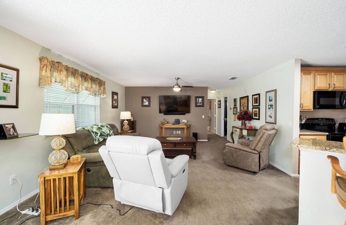 Alhambra Villa | Minutes to entertainment, activities and more!