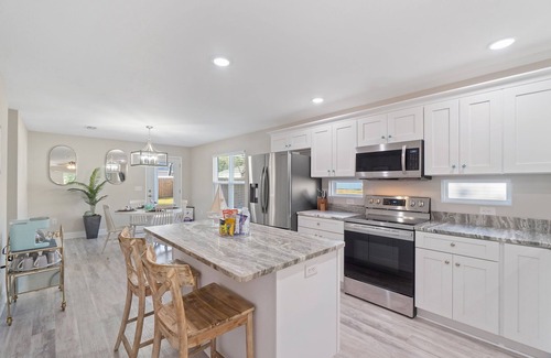 Ono Island House | Minutes to FL&AL beaches, NAS & Downtown! Owner managed~Large backyard~Stocked!