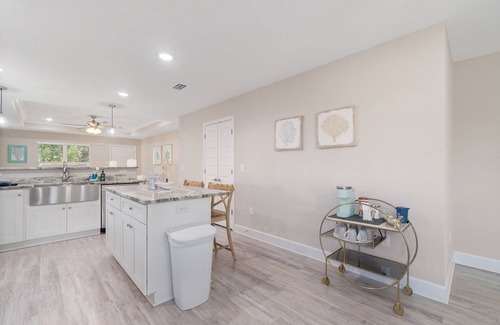 Ono Island House | Minutes to FL&AL beaches, NAS & Downtown! Owner managed~Large backyard~Stocked!