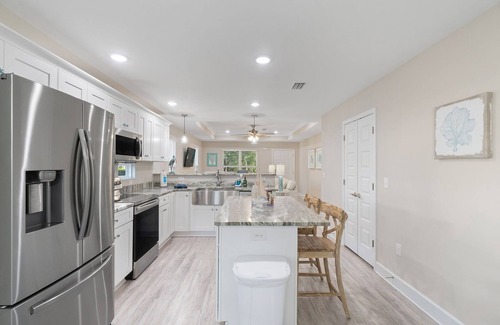 Ono Island House | Minutes to FL&AL beaches, NAS & Downtown! Owner managed~Large backyard~Stocked!