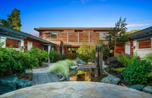 Yountville House | Minutes to Hailstone Vineyards and Napa Valley Balloons! Rooftop Pool, Parking!