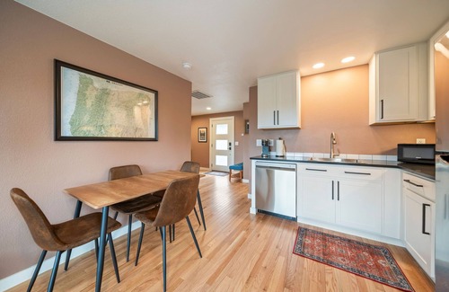 Sagewood House | Minutes to Mt. Bachelor & Lakes. Bonus sleep nook. Private fenced yard.