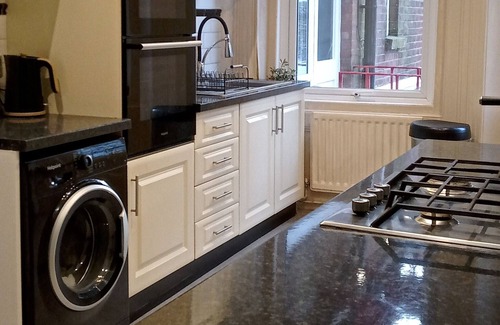 West Cliff Apartment | Minutes walk near Town Centre.