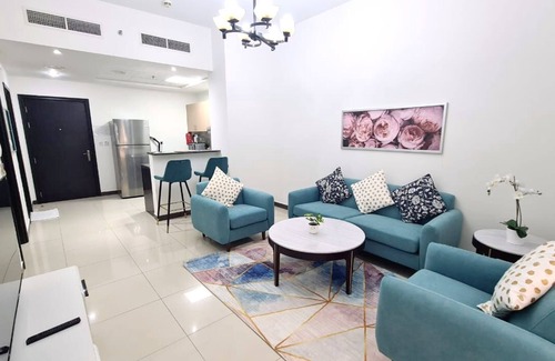 Dubai Apartment | Mirage 1 Residence Lavish Modern Apartment with Balcony