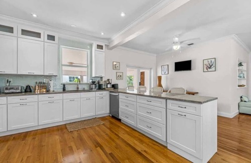 Northwood Shores House | Miramar Villa by Rove Travel | Heated Pool, Beach