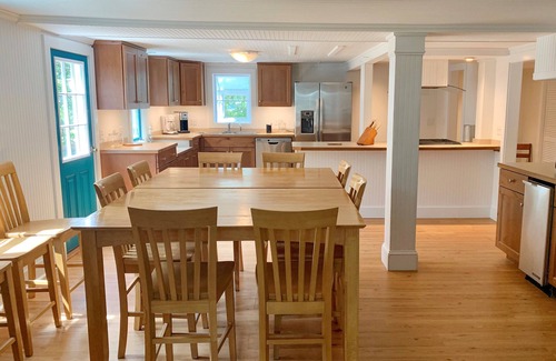 Ocracoke House | Miss Elecia Garrish Home: Dog friendly, centrally located