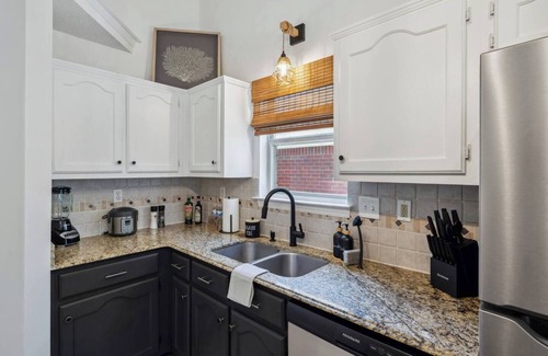 Southaven House | Miss Zen - Southaven Garden Bungalow - King Beds - 5 min to Landers Center
