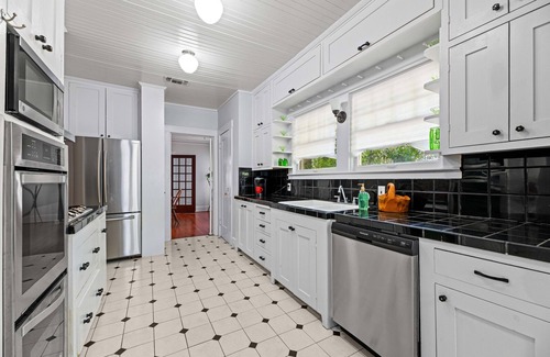 Fort Worth House | Mistletoe Heights- Classic 5-Bed Retreat