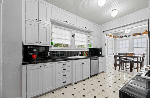 Fort Worth House | Mistletoe Heights- Classic 5-Bed Retreat