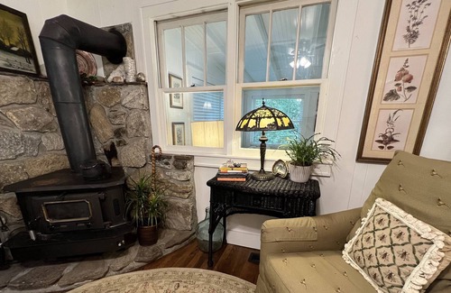 Highlands Cottage | Misty Mountain Cottage. Scaly Mtn enchanting 3 bedroom/2 bath, sleeps 6+fire pit