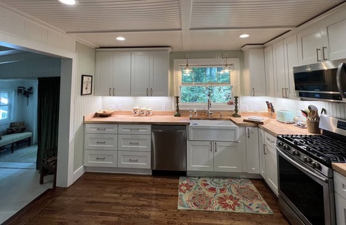 Highlands Cottage | Misty Mountain Cottage. Scaly Mtn enchanting 3 bedroom/2 bath, sleeps 6+fire pit