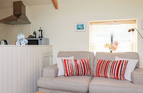 Mithian Cottage | MITHIAN COTTAGE, pet friendly, with a garden in St Agnes