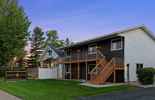 Ludington Apartment | Mitten Flats #4 - 1 Block to the beach! Hot tub!