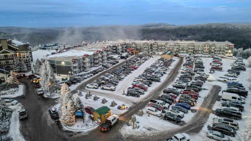 Snowshoe Apartment | ML240 Mountain Views Next to slopes Gated Parking