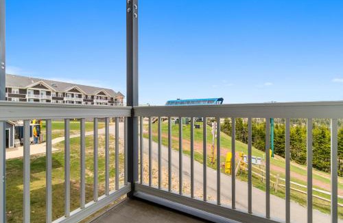 Snowshoe Apartment | ML240 Mountain Views Next to slopes Gated Parking