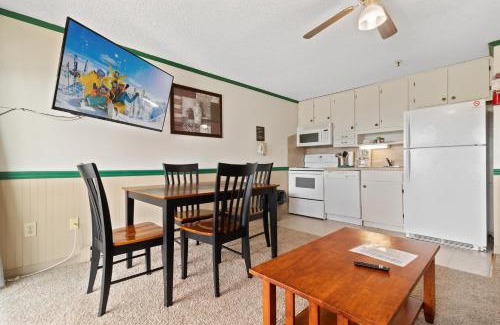Snowshoe Apartment | ML240 Mountain Views Next to slopes Gated Parking