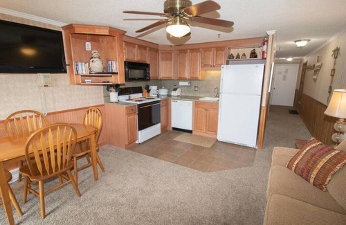 Snowshoe Condo | ML266 Quick Slope Access! 1BR/1BA Near the Village EZ Parking Wi-Fi CLEAN!