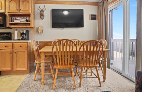 Snowshoe Apartment | ML390 King Bed Sleeps 8 Quiet Mountain View WiFi