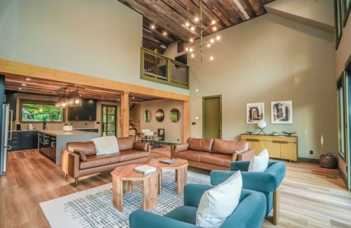 Gatlinburg - Pigeon Forge Cabin | MMMajesty: Pool, View, Secluded, Theater, Games, Hot Tub, WiFi, Yard, Fire Pit