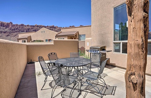 Moab South Valley Apartment | Moab Townhome w/Pool Access + Stunning Mtn Views!