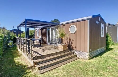 Jullouville-les-Pins House | Mobil-home tout confort près de la plage avec piscine chauffée, 3 chambres, terrasse et parking - FR-1-361A-74