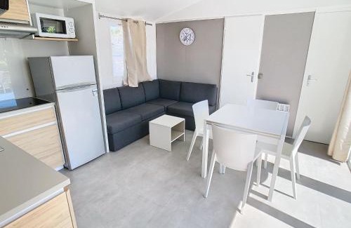 Jullouville-les-Pins House | Mobil-home tout confort près de la plage avec piscine chauffée, 3 chambres, terrasse et parking - FR-1-361A-74