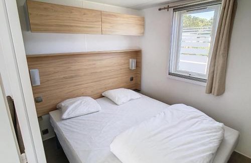 Jullouville-les-Pins House | Mobil-home tout confort près de la plage avec piscine chauffée, 3 chambres, terrasse et parking - FR-1-361A-74