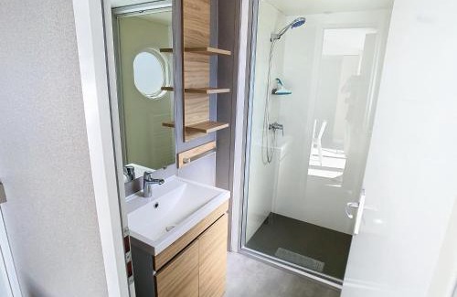 Jullouville-les-Pins House | Mobil-home tout confort près de la plage avec piscine chauffée, 3 chambres, terrasse et parking - FR-1-361A-74