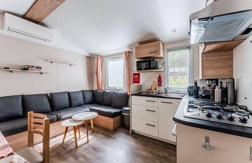Gastes House | Mobile Home 'Au Bonheur Des Landes' with Shared Pool, Private Terrace and Air Conditioning