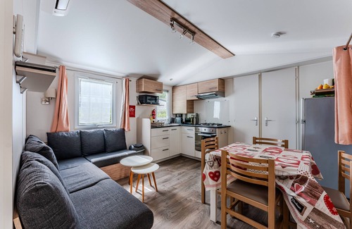 Gastes House | Mobile Home 'Au Bonheur Des Landes' with Shared Pool, Private Terrace and Air Conditioning
