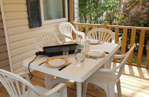 La Roque-d'Antheron RV Rental | Mobile Home 'Le 147 Aux Iscles' with Shared Pool, Private Terrace, and Air Conditioning
