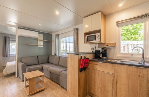 Ronce-les-Bains RV Rental | Mobile Home 'Mh 169 Ronce Les Bains' with Shared Pool, Terrace and Air Conditioning