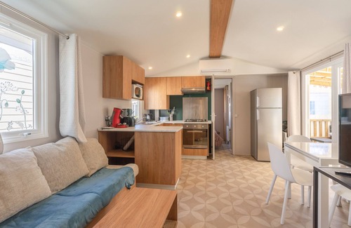 Ronce-les-Bains RV Rental | Mobile Home 'Mh 428 Ronce Les Bains' with Shared Pool, Terrace and Air Conditioning