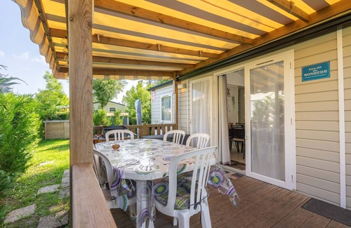 Les Mathes RV Rental | Mobile Home 'Mobil Home La Palmyre 4etoiles' with Private Terrace, Garden and Air Conditioning