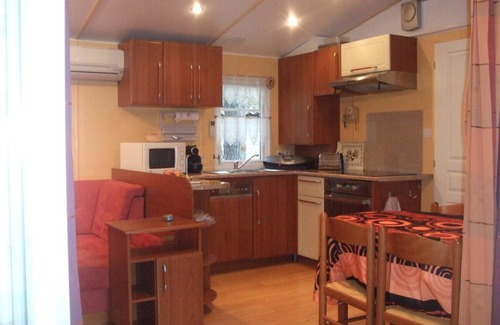 Puget-sur-Argens House | Mobile Home 'Topaze' with Shared Pool, Wi-Fi and Air Conditioning