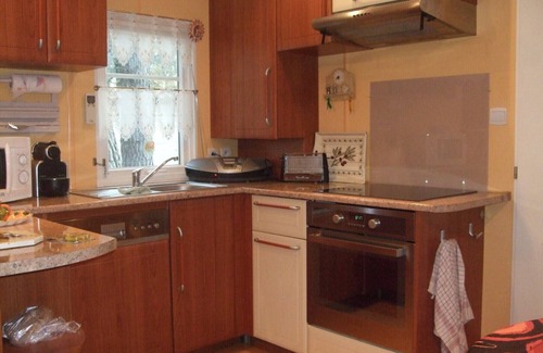 Puget-sur-Argens House | Mobile Home 'Topaze' with Shared Pool, Wi-Fi and Air Conditioning