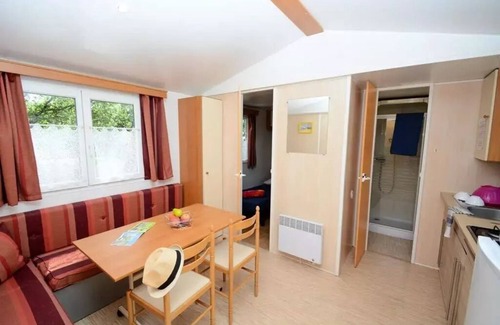 Saint-Paul-en-Foret House | Mobilhome Standard with TV and air-conditioning sleeps 4