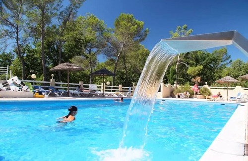 Saint-Paul-en-Foret House | Mobilhome Standard with TV and air-conditioning sleeps 4