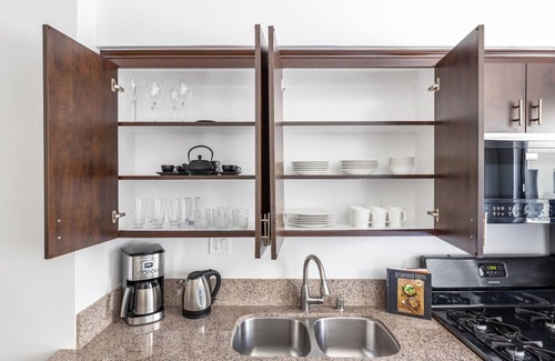 Sawtelle Apartment | Mod Brentwood 1BR w/Pool, walk to San Vicente shops, by Blueground