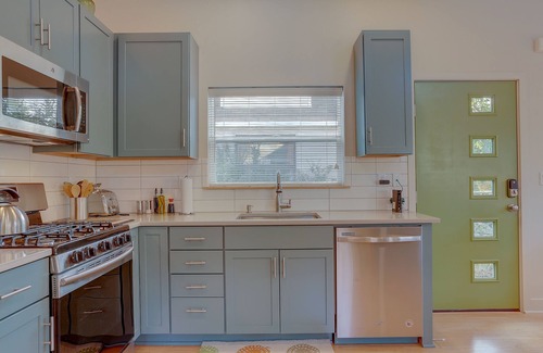 Larkspur House | MOD POD Sleek & Modern, A/C, Cozy Retreat, Walk to Downtown