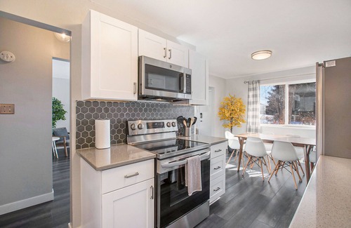 Wheat Ridge House | Mod Rustic Stay in Wheat Ridge with Hot Tub, Fast WiFi, AC