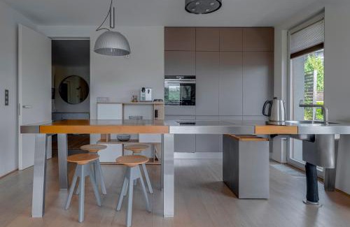 Prague 5 Apartment | Moderní byt s terasou, 2 ložnice, parkování v ceně, blízko metra, 15 min do centra