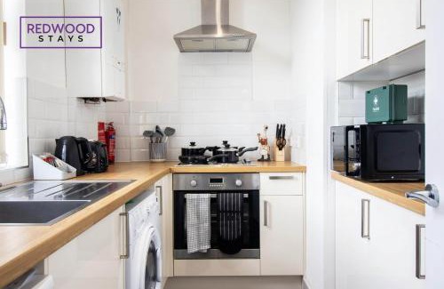 Rushmoor District Apartment | Modern 1 Bed 1 Bath Apartment for Corporates & Contractors, FREE Parking, Wi-Fi & Netflix By REDWOOD STAYS