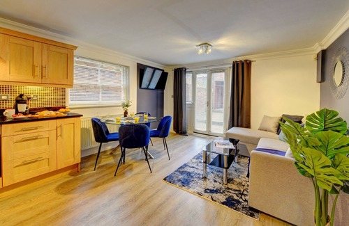 Leamington Spa Apartment | Modern 1 bed apartment, private courtyard terrace