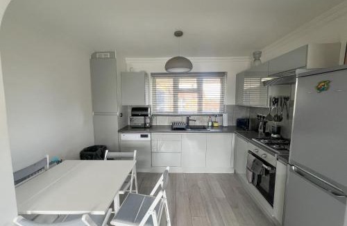 Chiswick Apartment | Modern 1 Bed Flat Moments from Chiswick High Road