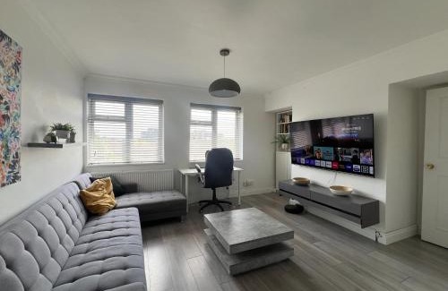 Chiswick Apartment | Modern 1 Bed Flat Moments from Chiswick High Road