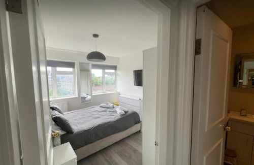 Chiswick Apartment | Modern 1 Bed Flat Moments from Chiswick High Road